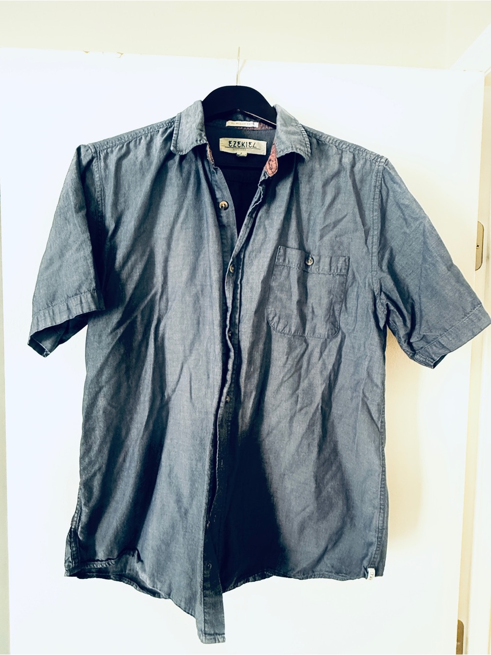 Ezekiel Men's Short Sleeve Chambray Shirt - Blue. Size L. Button Down